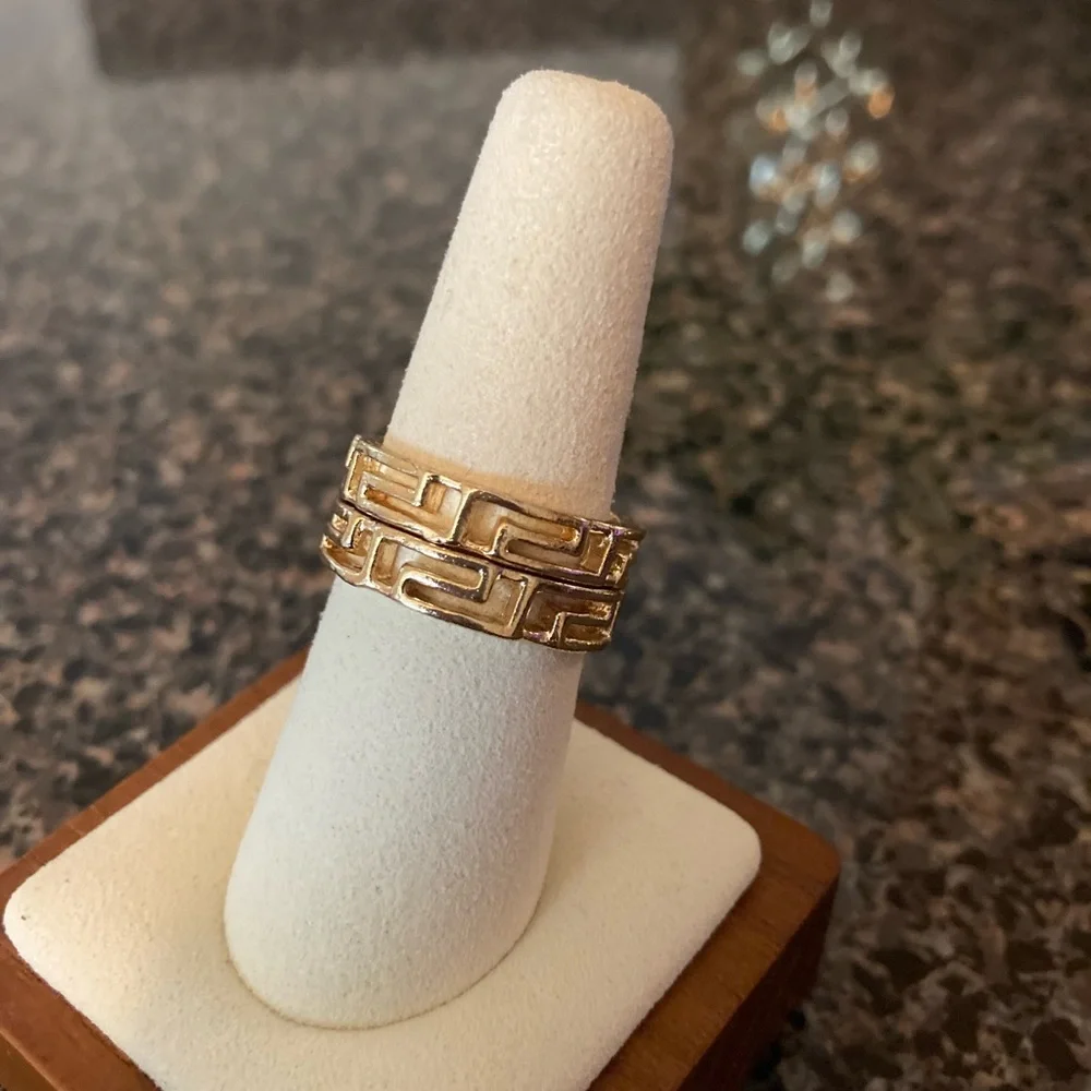 8 Stackable Gold Tone Rings - Picture 7 of 12